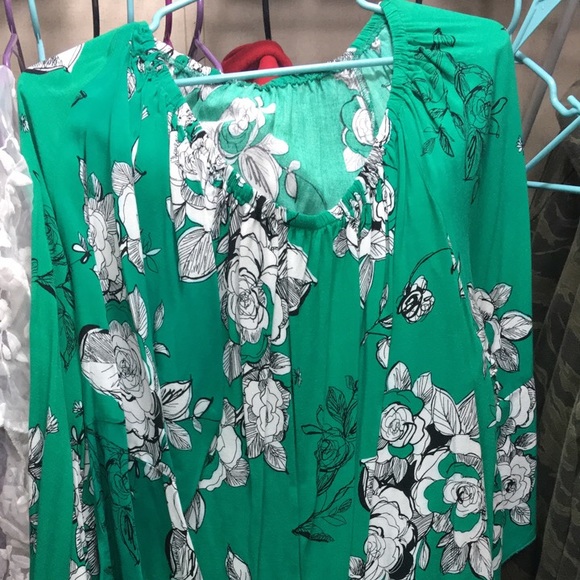green blouse with white and black designs - Picture 1 of 1